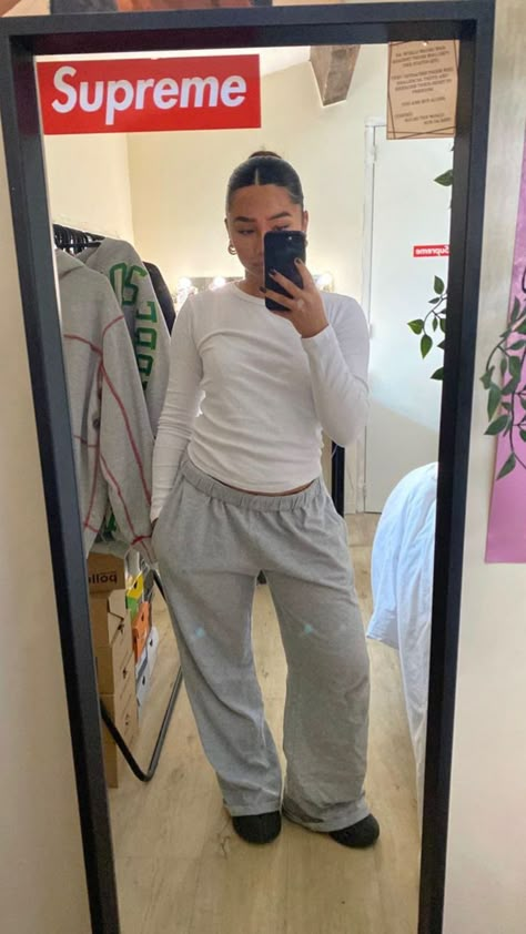 Chill Outfits Winter, Winter Chill Outfits, Summer Baddie Outfits, Gray Sweatpants Outfit, Summer Baddie, Mode Ulzzang, Jogging Outfit, Winter Pants Outfit, Streetwear Girl