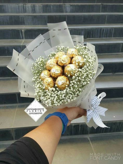 Simple Chocolate Bouquet, Bouquet With Chocolates, Chocolate Bouquet Ideas, Candy Bouquet Ideas, Ferrero Bouquet, Ferrero Rocher Bouquet, Bouquet Chocolate, Ftd Flowers, Chocolate Flowers Bouquet