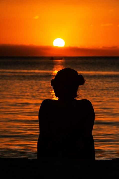 Beach Silhouette Photography, Maldives Poses, Sunrise Poses Photo Ideas, Seaside Pictures, Summer Instagram Pictures, Beach Silhouette, Sunrise Landscape, Dream Pictures, Silhouette Photography