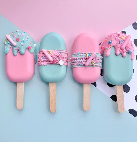 Sweet Mamma Treats on Instagram: “Summer Vibing ✌🏼💗 . . . Sparkle - @super_streusel Mould - @cakecraftcompany Colours - @colour.mill Sprinkles - @happysprinkles_…” Cake Pop Popsicles, Cakesicles Ideas For Birthday, Chocolate Drip Cake Birthday, Chocolate Covered Desserts, Bubble Cake, Candy Background, City Cake, Baking Recipes For Kids, Cake Pop Decorating