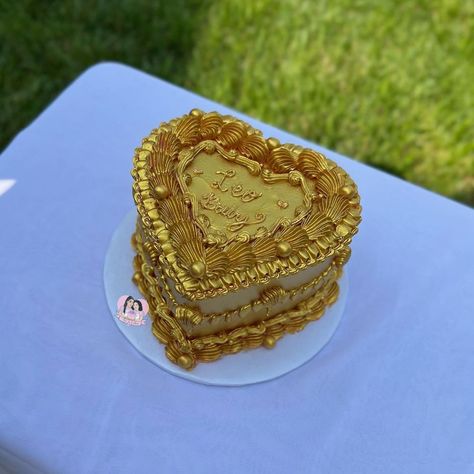 Leo Szn is here ✨ #leoseason #leoszn #heartcake #goldheartcake #golden #goldenhour #trending #trendingheartcake #dmvbakers… | Instagram Leo Themed Birthday Party, Leo Birthday Party, 17th Cake, Leo Cake, Leo Szn, Homescreen Themes, Birthday Pose, Golden Bday, 26 Birthday