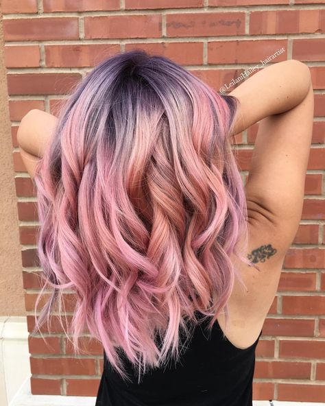 Purple shadow root pink hair with curls Pale Pink Hair Dark Roots, Pink With Shadow Root, Pink Hair With Root Smudge, Shadow Root Colored Hair, Shadow Root Hair Color, Purple Shadow Root Pink Hair, Colorful Shadow Root, Pastel Pink Hair With Shadow Root, Pink Shadow Root