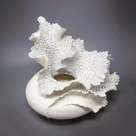 Porcelain Sculpture Ceramics, Coral Vase, Wave Vase, Clay Coral, Wave Ceramic, Vases Design, Ceramic Forms, Coral Sculpture, Ceramic Sculpture Figurative