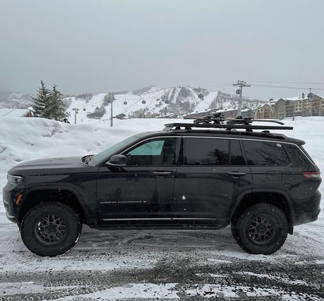 All Black Jeep, White Jeep Grand Cherokee, Jeep Cherokee Interior, Grand Cherokee Lifted, Car Obsession, Jeep Wk, Jeep Grand Cherokee Srt, Ski Rack, Black Jeep