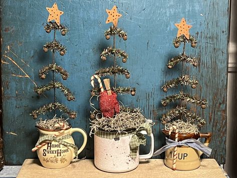 Modern Primitive Decor, Primitive Christmas Patterns, Primitive Christmas Tree, Primitive Country Christmas, Primitive Sheep, Modern Primitive, Sewing Decor, Rummage Sale, Wood Spool