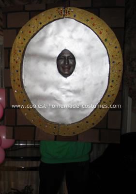 Homemade Magic Mirror Costume: Well, Halloween was rolling around the corner again and it was time to start brainstorming! This year I came up with the idea of being a Magic Mirror. Mirror Costume Diy, Magic Mirror Costume, Snow White Crafts, Mirror Costume, Shrek Jr, Gnome Hats, Mirrored Costume, Villains Party, Beauty And The Beast Costume