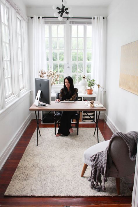 Pequeño pero rendidor. Sunroom Office, Small Sunroom, Tiny Office, Small Space Office, Office Guest Room, The Everygirl, Small Home Office, Home Office Space, Office Room