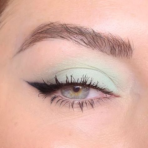 💫 SKIN: @weleda_usa skin food with @esteelauder doublewear! EYES: @bodyographyusa Prism and Stellar pigments LlPS: @maccosmetics Enoki… Mint Green Eyeshadow Looks, Mint Green Eyeshadow, Mint Eyeshadow, Mint Makeup, Katie Jane Hughes, Mauve Makeup, Pastel Eyeshadow, Mascara Hacks, Sultry Makeup