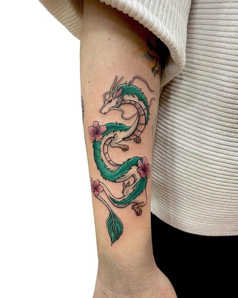 Haku Dragon Tattoo Arm, Tatuaje Studio Ghibli, Backpack Embroidery, Haku Dragon, Dragon Tattoo Arm, Colour Tattoo For Women, Side Wrist Tattoos, Studio Ghibli Tattoo, Colour Tattoo