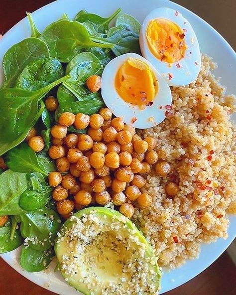 Vegetarian Kale Salad With Quinoa, And Chickpea Healthy Restaurants, Keto Salad, Healthy Bowls, Healthy Food Dishes, Yummy Salad Recipes, Healthy Bites, Healthy Lifestyle Food, Healthy Food Motivation, Healthy Salad Recipes