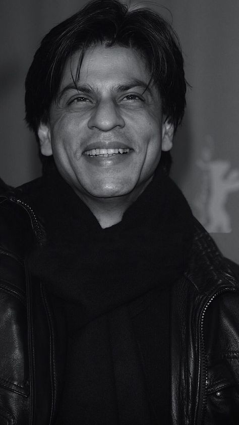 Srk Black And White, Eid Looks, Bollywood Aesthetic, 90s Bollywood Aesthetic, Smile Wallpaper, Side Braid Hairstyles, King Khan, Film Posters Art, 90s Bollywood