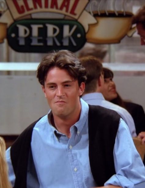 Chandler Bing Long Hair, Season 1 Chandler, Matthew Perry Friends, Friends Season 1, Chandler Friends, Friends Outfits, Luv U, Ross Geller, Friends Tv Series