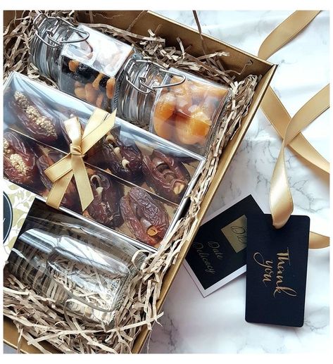 Ramazan Gift Ideas, Ramadaan Gifting Ideas, Ramadan Gift Box Ideas Dates, Ramadan Gift Hampers, Ramadhan Gifts Idea, Eid Mubarak Hampers Ideas, Islamic Hamper, Ramadan Box Gifts, Ramdan Idea Gift