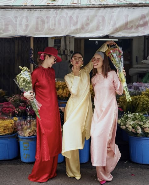 Ao Dai Street Style, Modern Ao Dai Fashion Street Styles, Vietnamese Fashion Street, Vietnamese Photoshoot, Vietnam Photoshoot, Tet Photoshoot, Vietnamese Traditional Clothing, Twins Posing, Tet Holiday