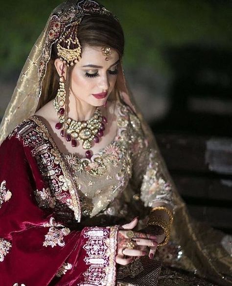 Wedding Dress Shawl, Winter Wedding Dresses, Dress Shawl, Wedding Tips And Tricks, Asian Wedding Dress, Bridal Makeover, Bridal Dresses Pakistan, Muslim Bride, Bridal Dress Fashion