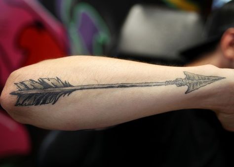 When it comes to tattoos, choosing the design is probably the most mind-boggling part. However, if you want something simple that reflects your personality then an arrow tattoo is your best pick. Perhaps the biggest… Arrow Tattoo Arm, Native American Arrow Tattoo, Indian Arrow Tattoo, An Arrow Tattoo, Tattoo Plume, Native American Arrow, Archery Tattoo, Simple Arrow Tattoo, Mens Arrow Tattoo