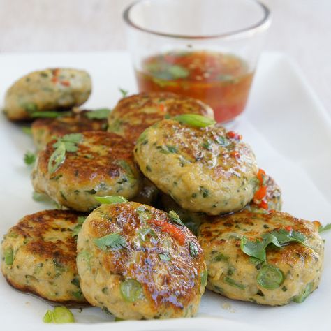 Christmas Nibbles, Thai Fish Cakes, Thai Fish, Fish Cakes Recipe, Rick Stein, Fish Cakes, Chicken Patties, Sweet Chilli Sauce, Paleo Lunch