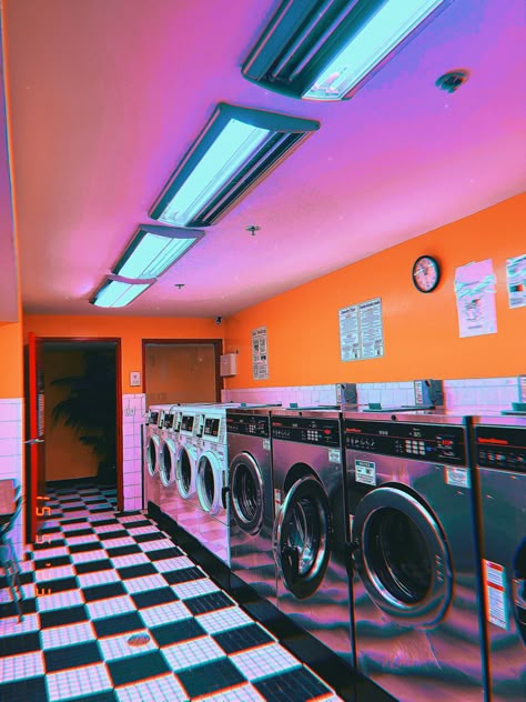 Coin Laundry Aesthetic, Lavanderia Aesthetic, Washing Machine Aesthetic, Pink Laundromat, Laundry Mat Aesthetic, Laundromat Drawing, 50s Suburbia Aesthetic, Cute Laundromat, Neon Laundromat