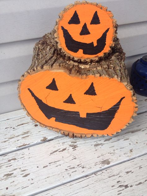 Painted pumpkin faces on logs Painted Pumpkin Faces, Pumpkin Face Paint, Painted Pumpkin, Wooden Log, Making Crafts, Money Making Crafts, Halloween 2018, Fall Party, Pumpkin Faces