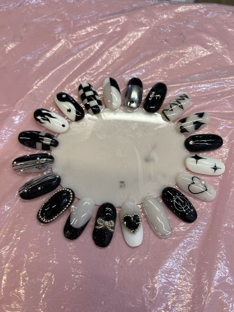 Nail Art Display Ideas, Nail Designs Korean, Nail Art Motif, Water Nail Art, Nail Art Wheel, Black And White Nail Art, Quick Nail Art, Mickey Nails, Fancy Nail Art