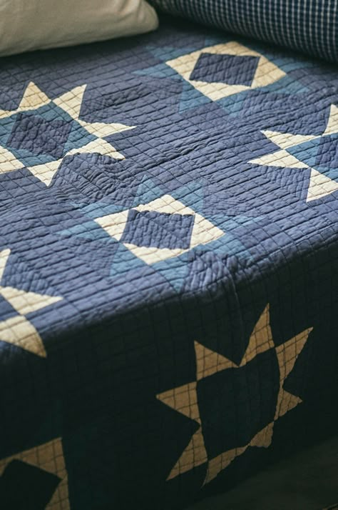 Solid Fabric Quilts, Navy Blue Quilt, Blue And White Quilts, Geometric Patchwork, Fiber Art Quilts, Navy Quilt, White Quilts, American Quilt, Cute Quilts