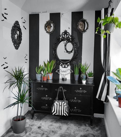 Casa Rock, Black Room Decor, Spooky Home Decor, Dark Home Decor, Goth Home, Casa Vintage, Goth Home Decor, Dark Home, Black Room