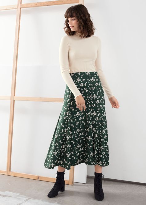 Daisy Print Flared Midi Skirt - Green - Midi dresses - & Other Stories Long Skirt Shoes, Sheek Outfits, Green Maxi Skirt Outfit, Vintage Skirt Outfit, Maxi Tiered Skirt, Slytherin Style, Midi Dresss, Flare Skirts, Slytherin Fashion