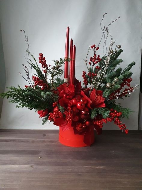 Dining Table Arrangements, Chrismass Decore Ideas, Christmas Arrangements Centerpieces, Flower Bouquet Boxes, Christmas Flower Decorations, Holiday Dining Table, Christmas Advent Wreath, Christmas Bouquet, Christmas Flower Arrangements