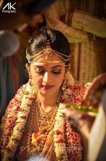 1545672_461637927281651_1206193632_n Nethi Chutti Brides, Nethi Chutti, Gravity Photography, South Indian Wedding Hairstyles, Hairstyles For Indian Wedding, Winter Wedding Hair, Classic Wedding Hair, Indian Wedding Video, Bridal Hair Buns