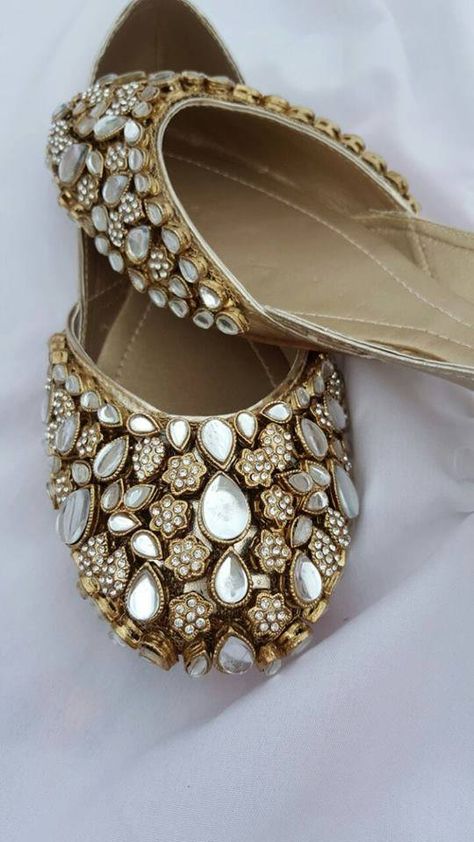 Khusa Design, Pakistani Shoes, Indian Footwear, Indian Wedding Shoes, Fancy Sandals, Indian Shoes, Куклы American Girl, Shoe Makeover, Indian Jewelry Earrings