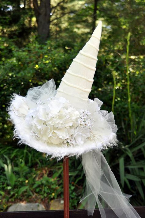 Floral Witch Hat, Velvet Witch Hat, White Witch Hat, Floral Witch, Witches Night, Witches Night Out, Halloween Bride, New Halloween Costumes, Witches Hats