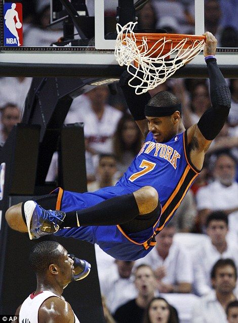 Carmelo Anthony Dunking | New York Knicks forward Carmelo Anthony dunks the ball over Miami Heat ... Carmelo Anthony Knicks, Ball Culture, Nba Dunks, Nba Superstars, Knicks Game, New York Basketball, Best Nba Players, Knicks Basketball, The Knick