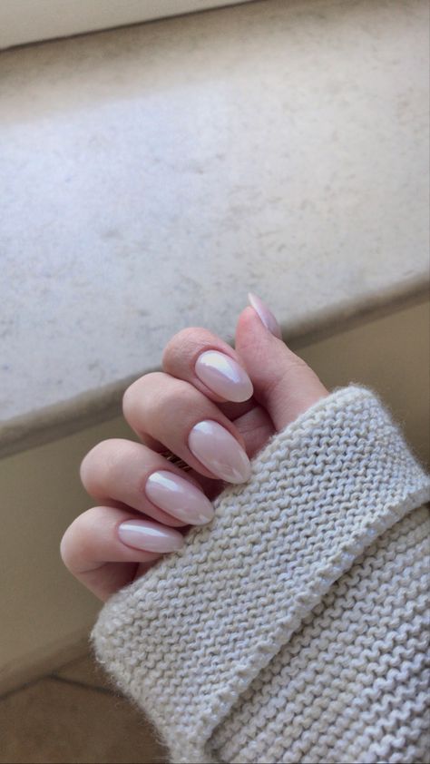 Oval Nails Hailey Bieber, Hailey Bieber Nails Short Oval, Hayley Bieber Nails Short, Pearly Nails Acrylic, Haley Bieber Nails Pearl, Heyli Bieber Nails, Halie Bieber Nails, Nude Pearl Nails, Hailee Bieber Nails