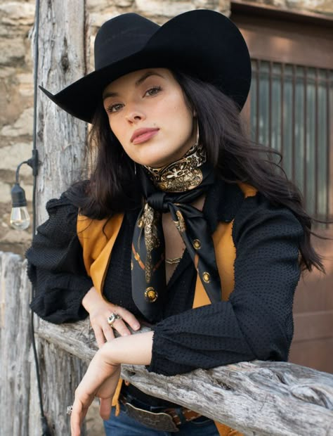 Black Dress With Scarf Classy, Western Chic Fashion, Saddle Design, Western Glam, Classy Cowgirl, Cowgirl Look, Jeans Claro, Looks Country, Cowboy Outfits