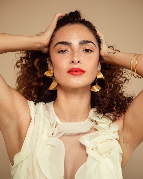 anna shaffer Anna Shaffer, Talent Agency, Comedians, Her Hair, Cool Hairstyles, Musician, Hair Makeup, Open Shoulder Tops, Actresses