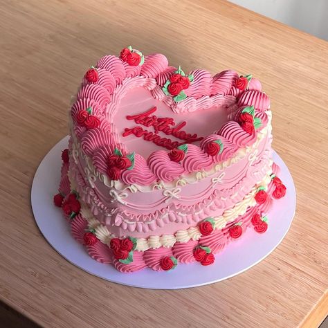 Heart Cake Recipes, Strawberry Shortcake Birthday Cake, Rapunzel Birthday Cake, Heart Birthday Cake, Bolo Vintage, Strawberry Birthday Cake, 25th Birthday Cakes, Strawberry Shortcake Birthday, Strawberry Shortcake Cake