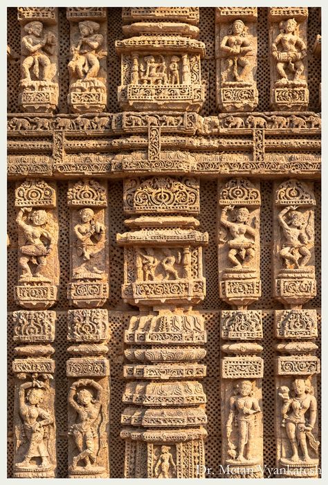 Stone art on the walls of Sun temple Konark refelcts our amazing Indian art Temple Wall Background, Indian Historical Art, Konark Sun Temple Sculpture, Indian Temple Sculptures, Ancient Temple Art, Temple Art Indian, Hindu Temple Art, Hindi Architecture, Hindi Temple