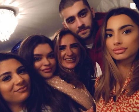 Zayn Malik Sister, Zayn Malik Family, Yolanda Hadid, Zayn Malik Photos, Zayn Malik Pics, Sports Celebrities, Top Celebrities, Zayn Malik, Gigi Hadid