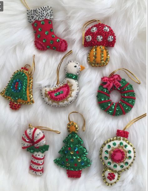 Diy Adult Crafts, Christmas Tree Ornaments Diy, Cheap Christmas Crafts, Wool Ornaments, Mushroom Tree, Felted Ornaments, Vintage Bucilla, Christmas Ornaments Tree, Diy Felt Christmas Ornaments