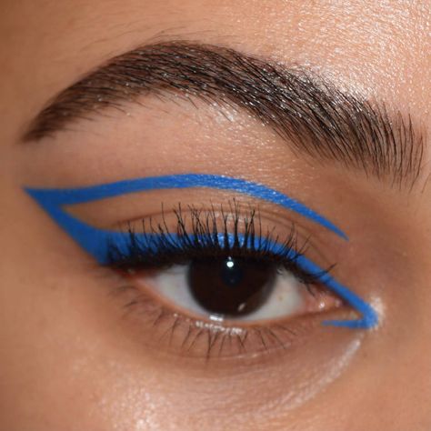 foto de olho com delineado gráfico azul e rímel nos cílios Graphic Makeup, Graphic Eyeliner, Smink Inspiration, Makijaż Smokey Eye, Eye Makeup Designs, Dope Makeup, Colored Eyeliner, Makeup Eye Looks, Creative Eye Makeup