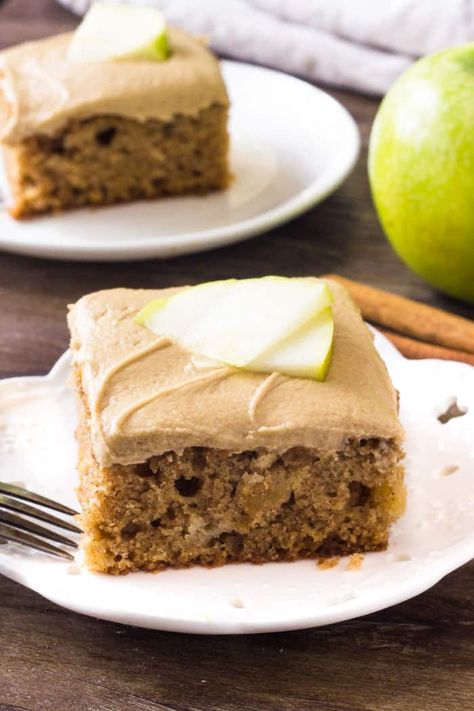 Apple Spice Cake Recipe, Apple Layer Cake, Cake With Caramel Icing, Cake With Caramel Frosting, Caramel Apple Cake Recipe, Cake Recipes For Beginners, Moist Apple Cake, Apple Spice Cake, Fresh Apple Cake