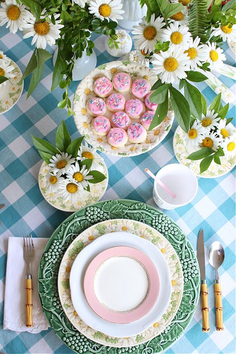 DAISY, DAISY... OUTDOOR SUMMER TABLESCAPE - Dimples and Tangles Bloom Party, Banquet Centerpieces, Dimples And Tangles, Summer Table Decorations, Summer Table Settings, Summer Tablescapes, Gingham Tablecloth, Daisy Daisy, Summer Table