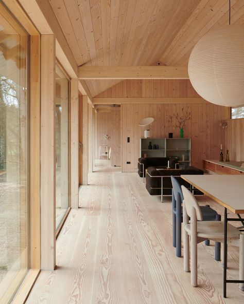 Architechtural simplicity and infinite calm by the beach | Landfolk Wood Wall Kitchen, Clt House, Luxury Houseboats, Nordic Aesthetic, Open Family Room, Minimal Lighting, Beautiful Cottages, Modern Cabin, Mountain House