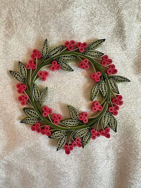 Quilled Christmas Wreath, Christmas Card Quilling, Quilled Christmas Cards, Quilling Wreath, Diy Quilling Crafts, Christmas Quilling, Arte Quilling, Paper Quilling For Beginners, Paper Quilling Cards