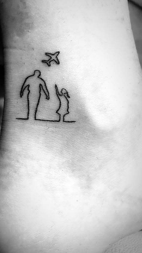 Father daughter in distance minimalist tattoo Father Daughter Tattoos Outline, Tattoo Daughter And Father, Simple Father Daughter Tattoos, Father Daughter Tattoos Ideas, Matching Tattoos Father Daughter, Father Tattoo Ideas For Daughter, Father Tattoo Ideas, Father And Daughter Tattoos