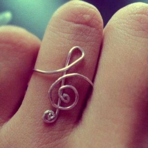 Music note ring! Love it!!! Treble Clef Ring, Music Note Ring, Musical Notes, Treble Clef, Diy Schmuck, Bijoux Diy, Paper Clip, Wire Jewelry, Jewelry Inspiration