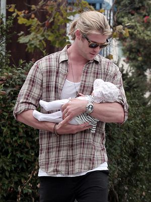 Hot men holding babies. Does it get much better than that??? Massive Forearms, Christopher Hemsworth, Snowwhite And The Huntsman, Luke Hemsworth, One Direction Liam Payne, Holding A Baby, Hemsworth Brothers, Famous Babies, Patrick Wilson