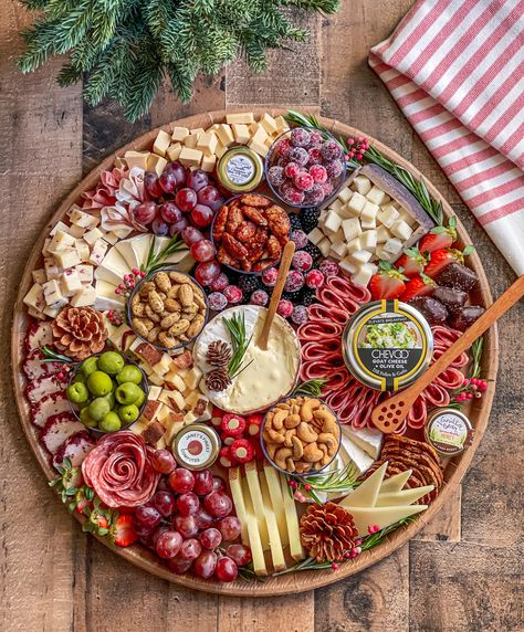 Charcuterie Pricing, Charcuterie Board Meats, Charcuterie Appetizers, Decorações Com Comidas, Antipasto Platter, Party Food Buffet, Catering Ideas Food, Charcuterie Inspiration, Grazing Table