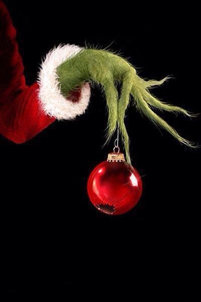 The Grinch holding a Red ornament ball Immagini Grinch, The Grinch Pictures, O Grinch, Mr Grinch, Christmas Tablescape, 12 December, Grinch Christmas, Noel Christmas, The Grinch