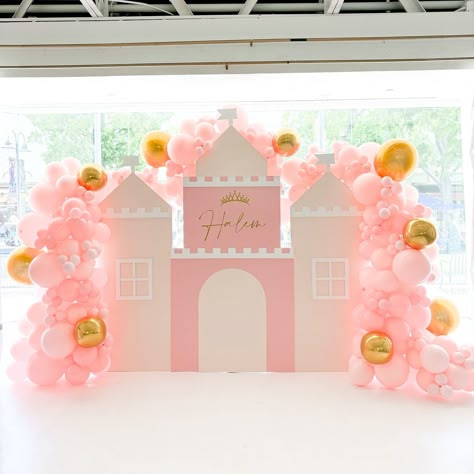 Princess Halem Royal Party 👑 Every little girls dream princess party 😍 Our castle backdrop is now available for rent 💕 • To get a quote please fill out our inquiry form on our website, or send us an email including your event details at info@luxanballoons.com Aurora Birthday Party, Princess Castle Party, Princess Castle Backdrop, Princess Aurora Party, Disney Princess Theme Birthday Party, Diy Princess Party, Royal Princess Birthday, Castle Birthday Party, Princess Backdrop